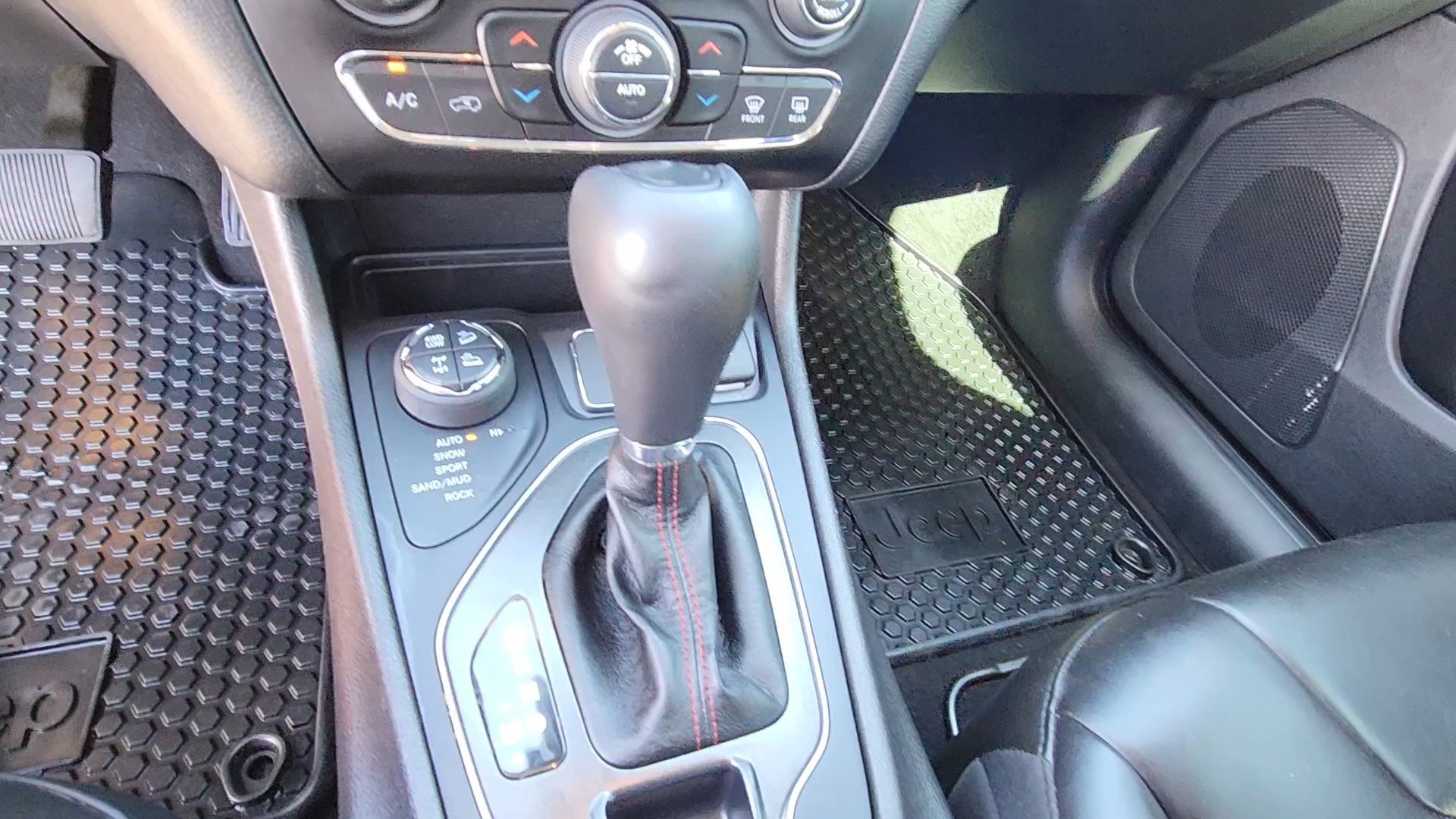 Used 2021 Jeep Cherokee Trailhawk AWD/4WD image 39