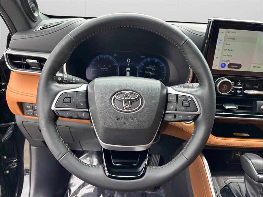 Used 2023 Toyota Highlander Platinum image 29