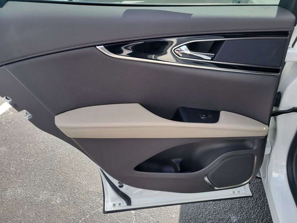 Used 2022 Lincoln Nautilus FWD w/ Premium Package image 9