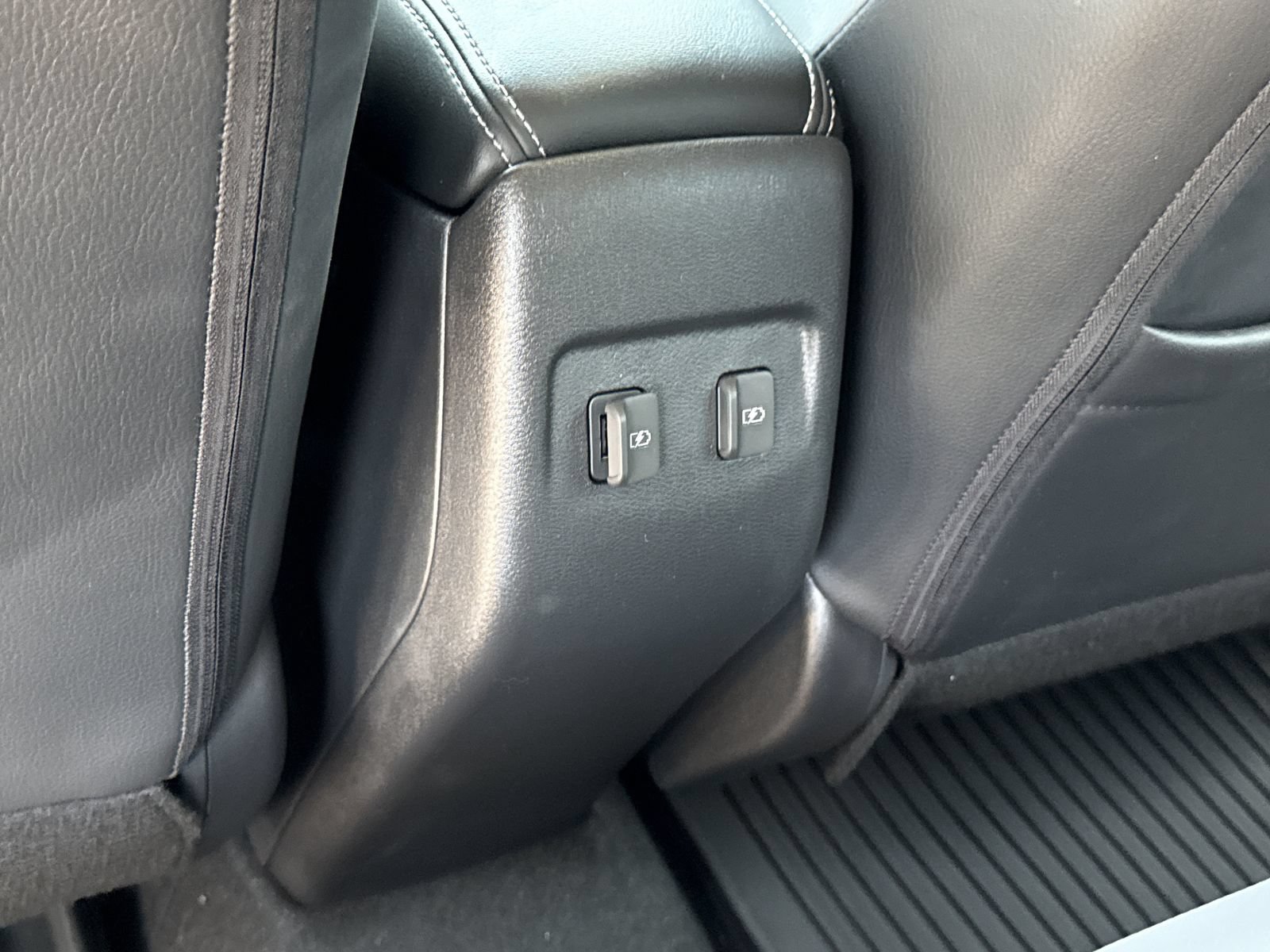 Used 2023 Nissan Kicks SR w/ SR Premium Package FWD image 11