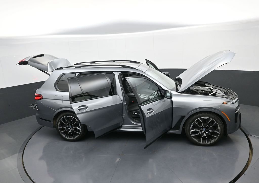 Used 2025 BMW X7 M60i w/ Executive Package image 37