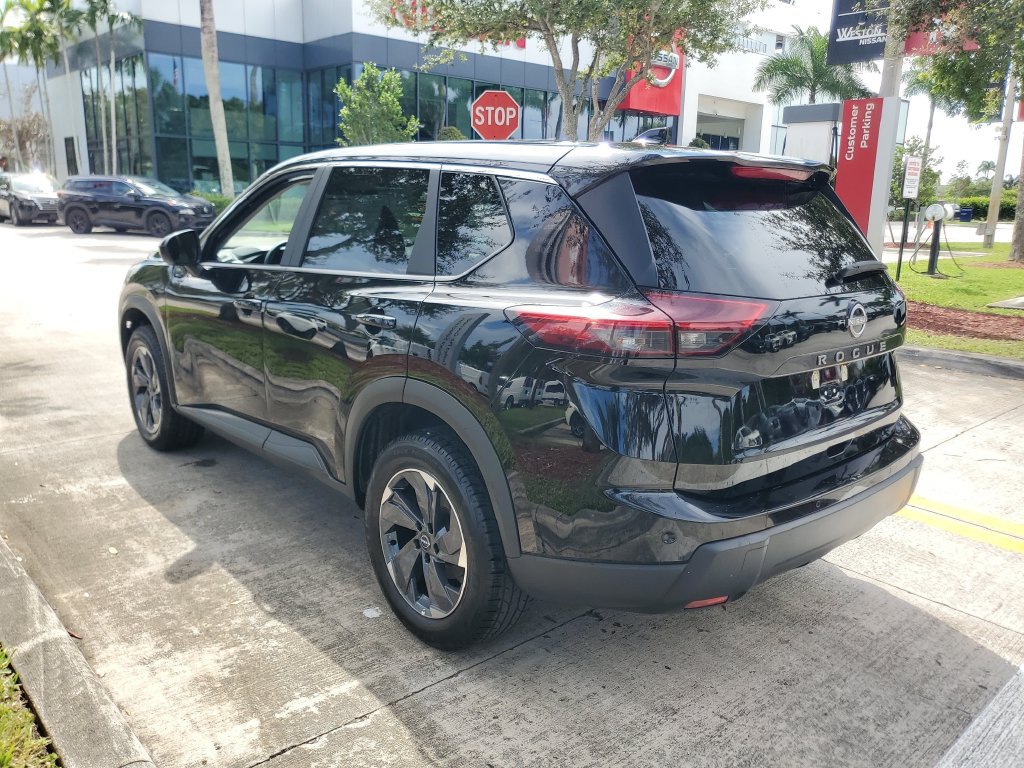 Certified 2025 Nissan Rogue SV FWD image 4