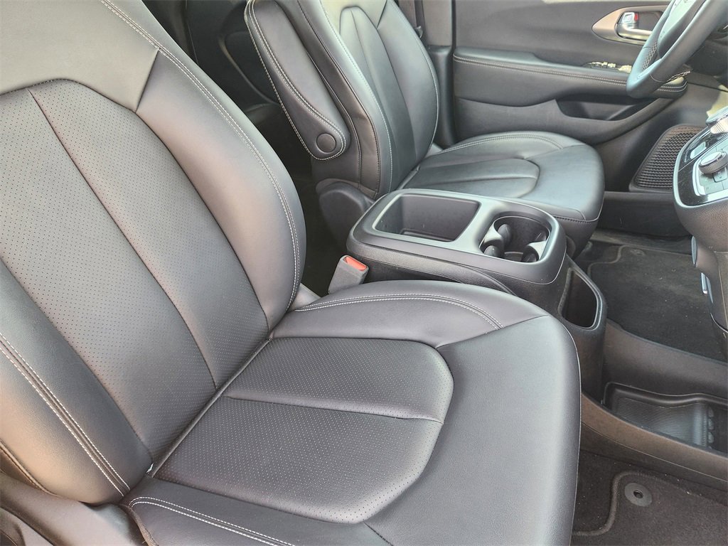 Used 2025 Chrysler Pacifica Select image 47