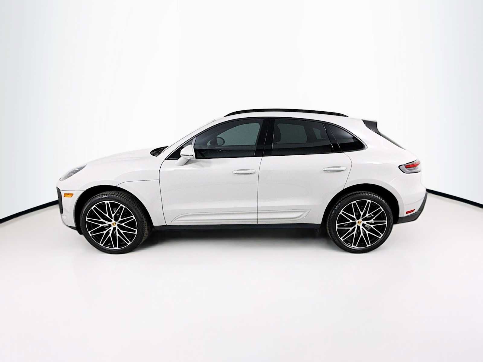 Certified 2025 Porsche Macan AWD/4WD image 2
