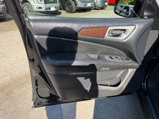 Used 2016 Nissan Pathfinder Platinum w/ Family Entertainment Package AWD/4WD image 15