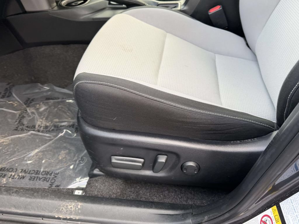 Used 2018 Toyota RAV4 XLE AWD/4WD image 17