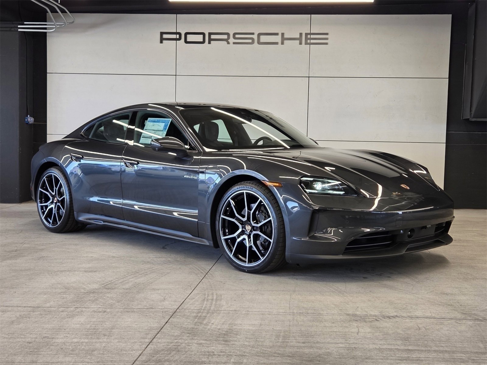 Used 2025 Porsche Taycan image 30