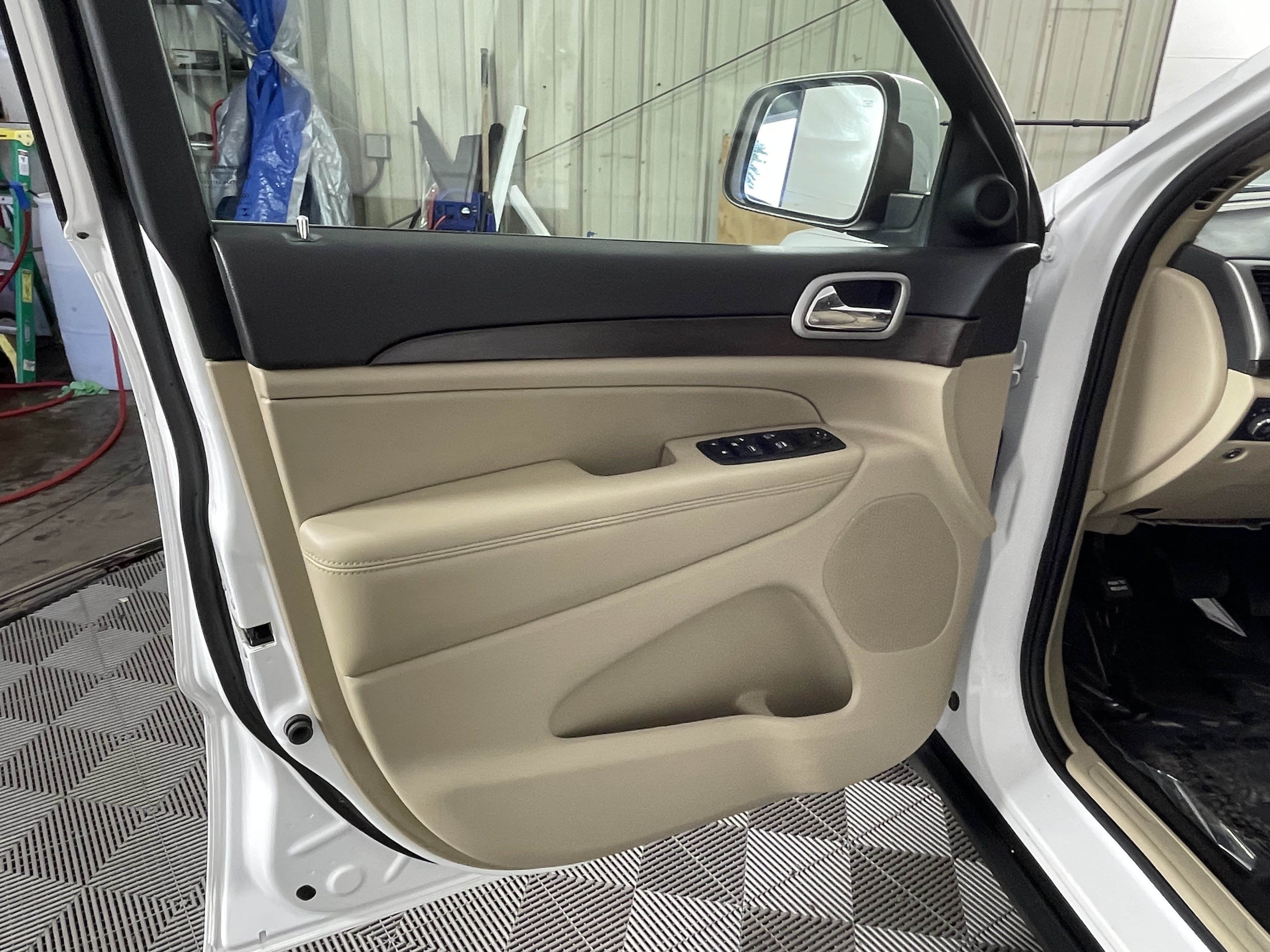 Used 2018 Jeep Grand Cherokee Laredo AWD/4WD image 15