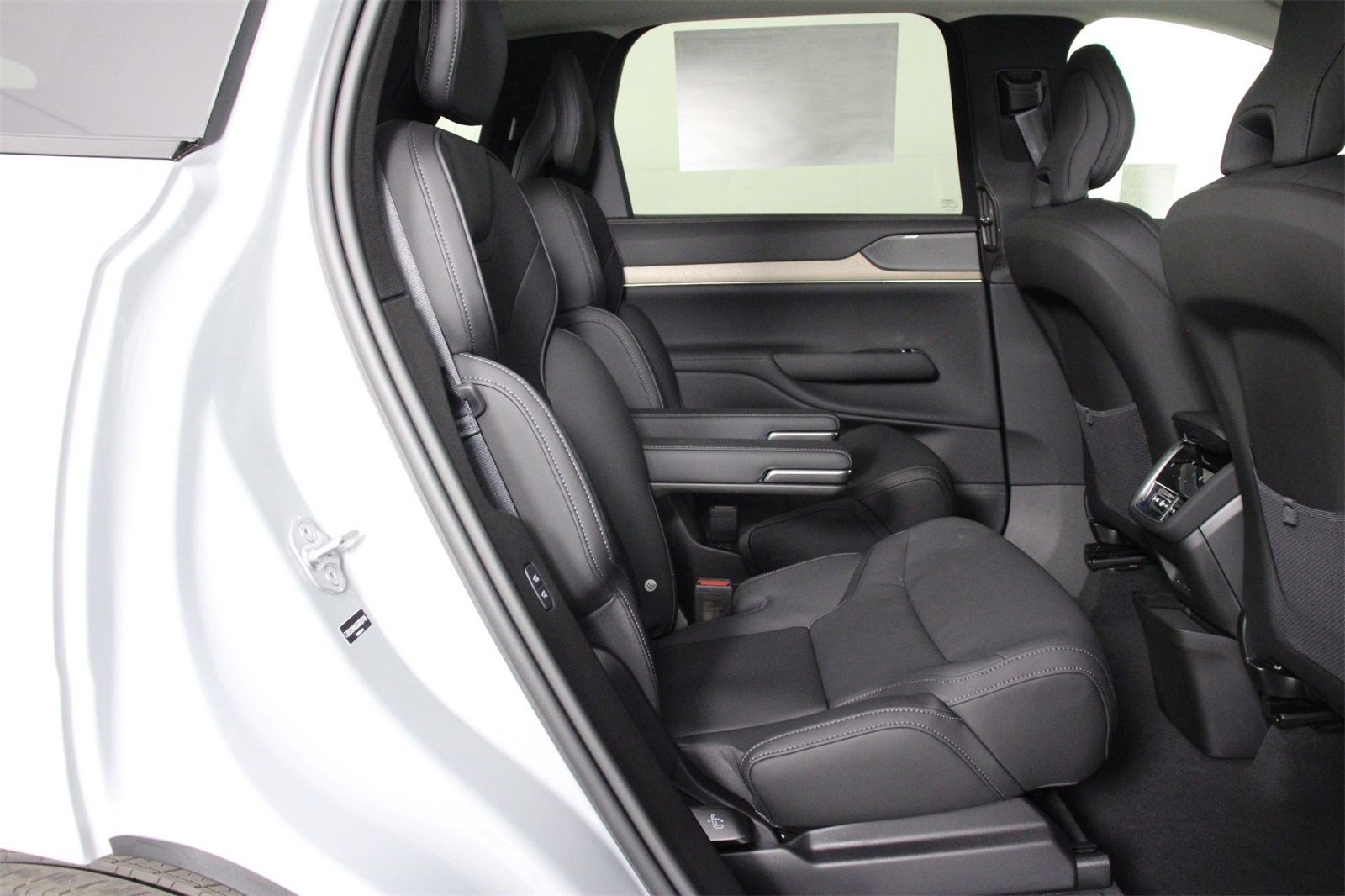 New 2025 Volvo EX90 Plus w/ Protection Package Premier image 11