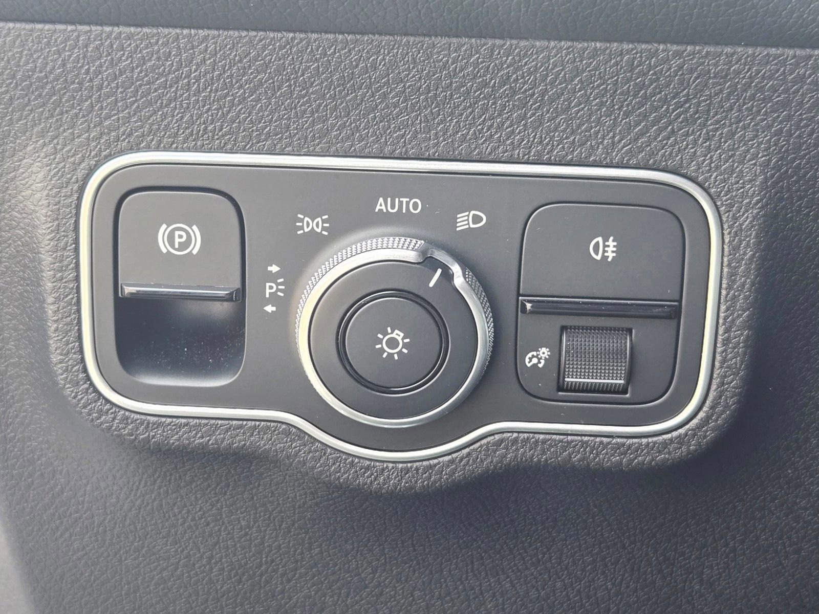 Used 2024 Mercedes-Benz EQB 300 4MATIC image 16