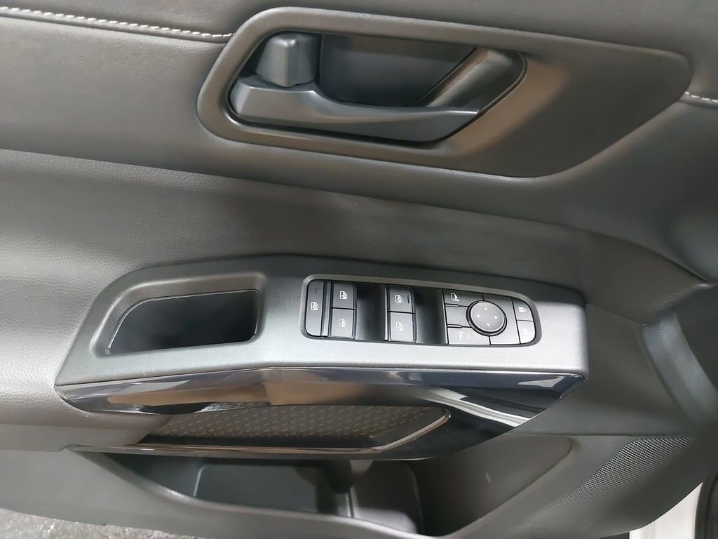 Used 2025 Nissan Pathfinder SV image 28