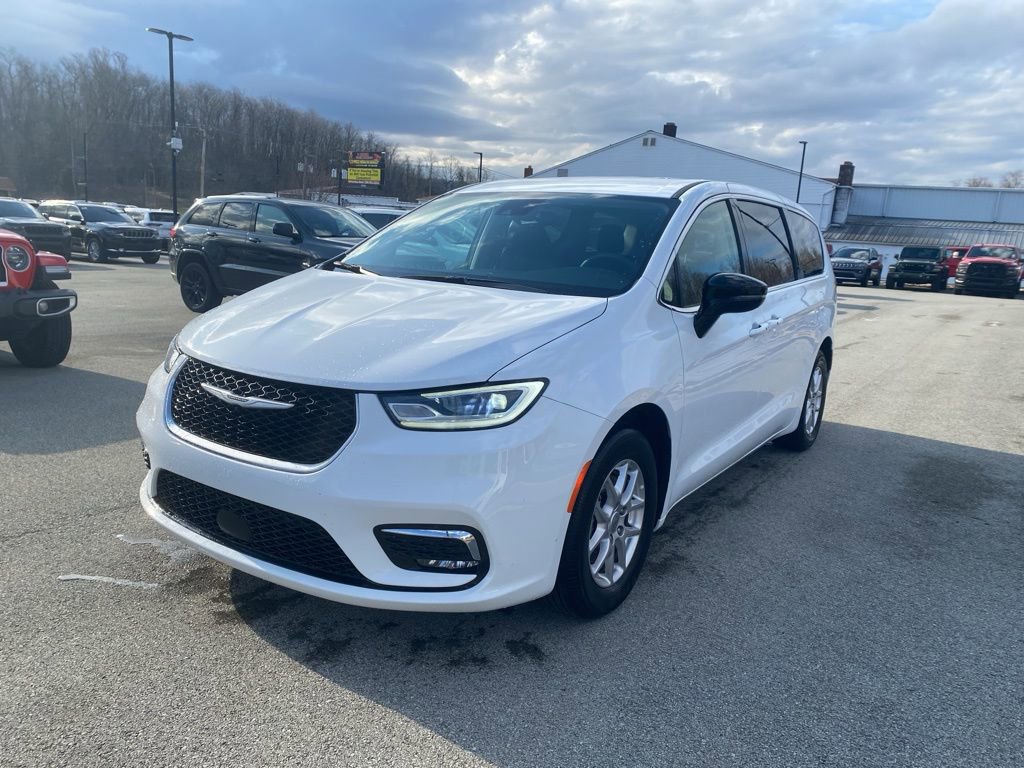 Used 2024 Chrysler Pacifica Touring-L image 5