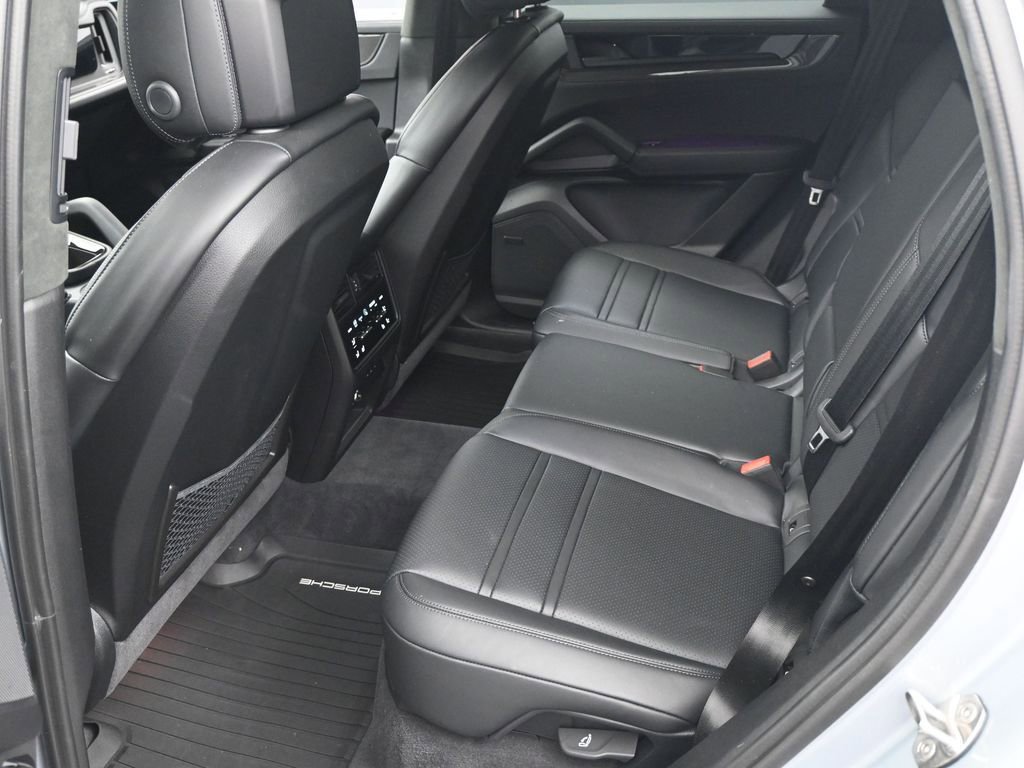 Certified 2025 Porsche Cayenne GTS AWD/4WD image 7