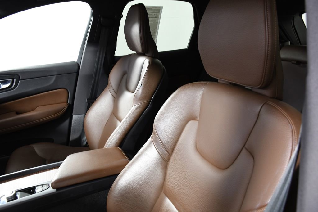 Used 2023 Volvo XC60 T8 Plus image 17