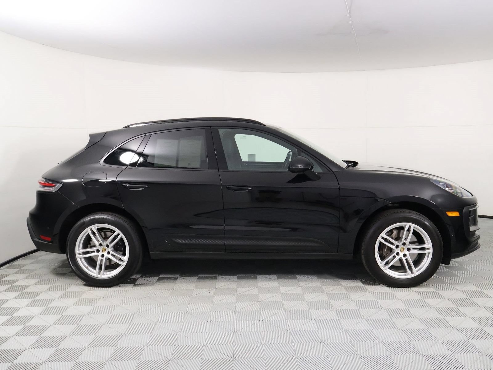 Certified 2023 Porsche Macan AWD/4WD image 8