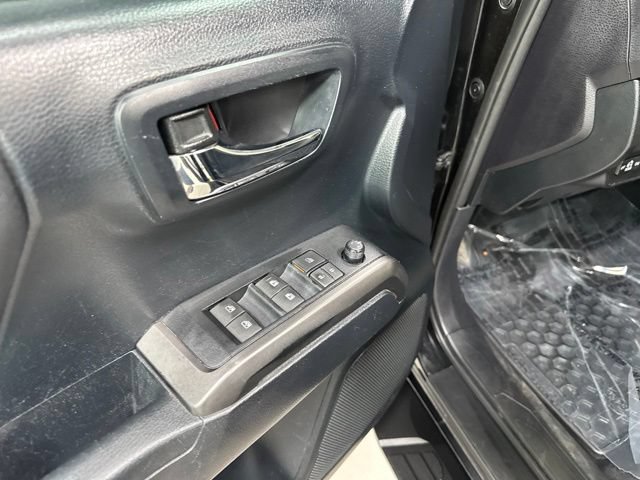 Used 2019 Toyota Tacoma TRD Sport AWD/4WD image 9