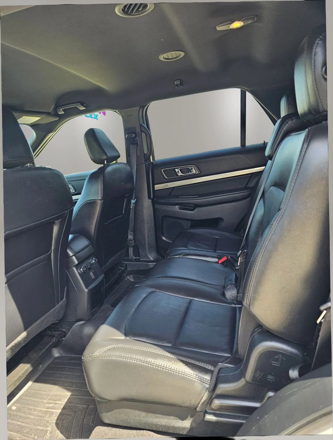 Used 2018 Ford Explorer XLT w/ Equipment Group 202A AWD/4WD image 17