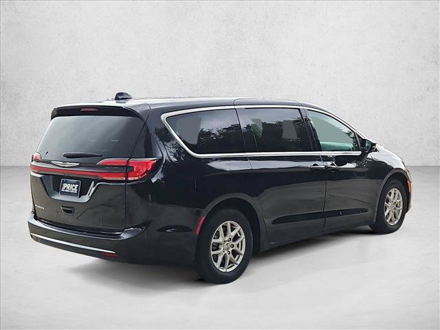 Used 2024 Chrysler Pacifica Touring-L FWD image 5