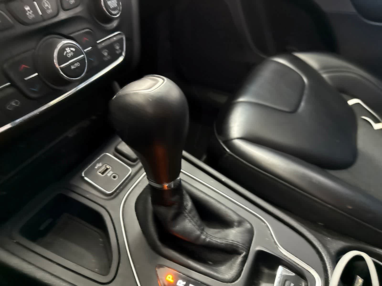 Used 2019 Jeep Cherokee Latitude Plus w/ Comfort/Convenience Group FWD image 27