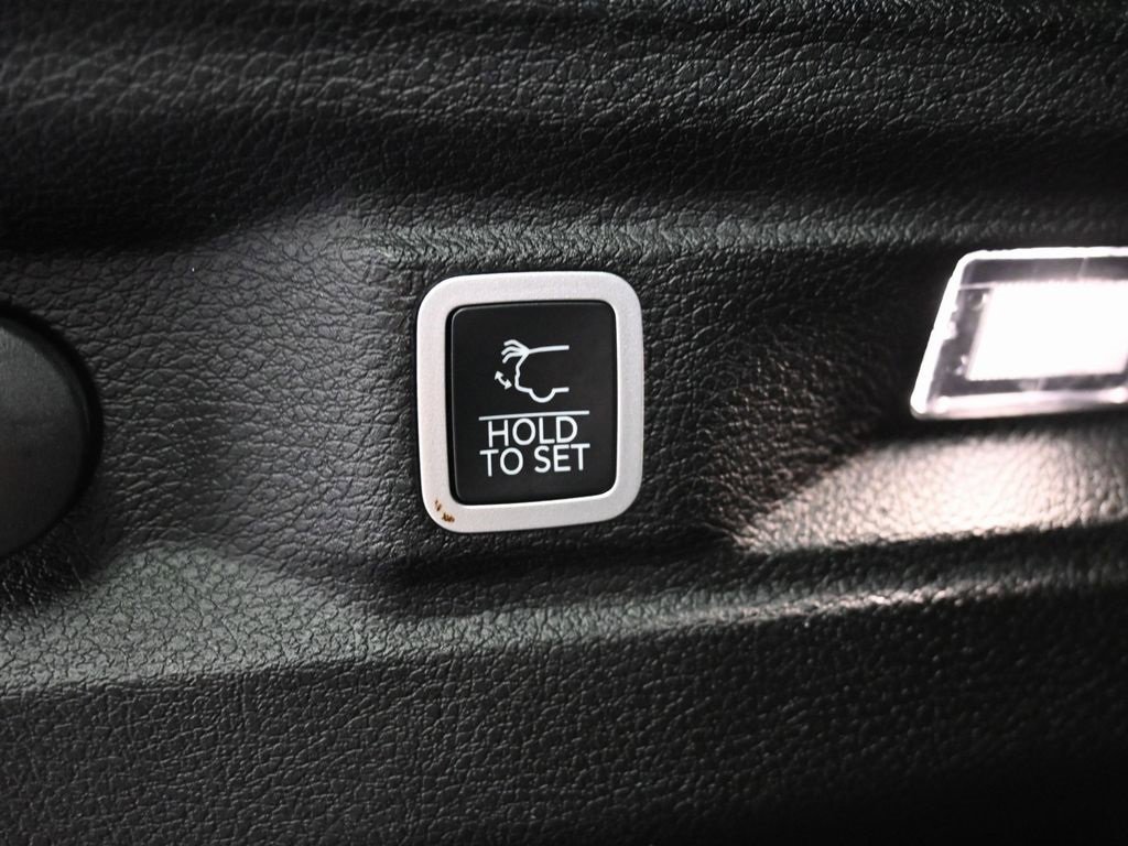 Used 2024 Jeep Grand Cherokee L Laredo image 14