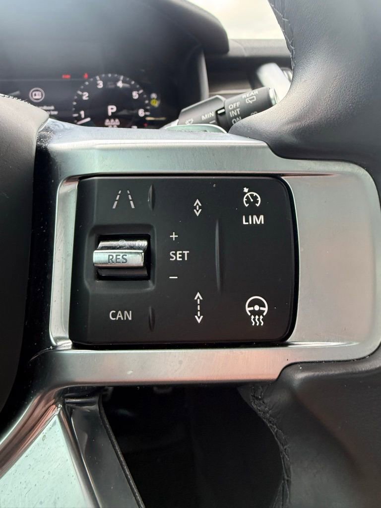 Used 2023 Land Rover Discovery Metropolitan Edition image 34