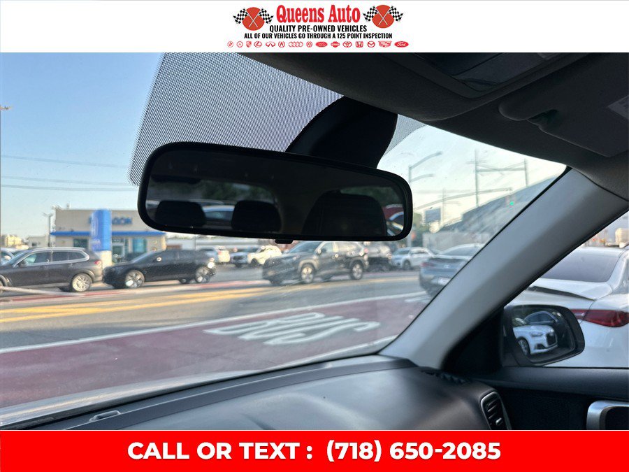 Used 2021 Hyundai Venue SEL w/ Cargo Package FWD image 16