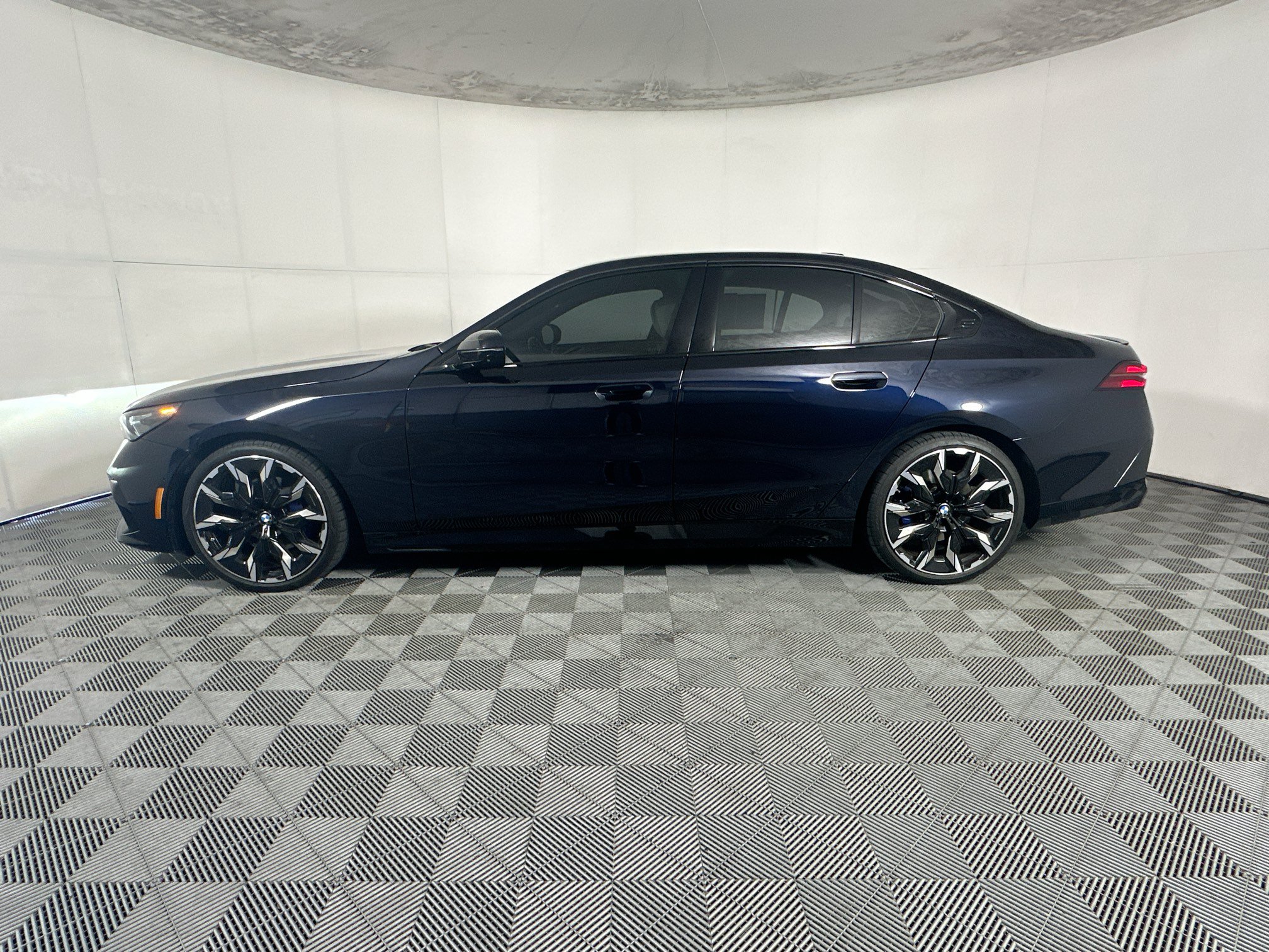 Used 2025 BMW 530i w/ M Sport Package RWD image 6