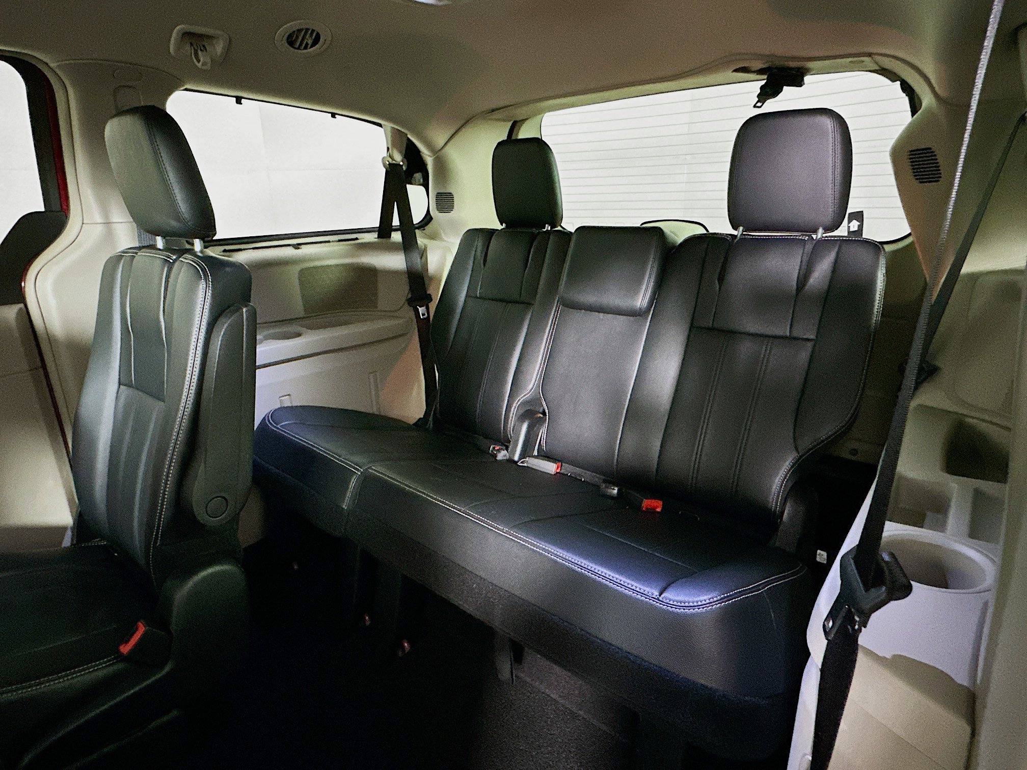 Used 2014 Chrysler Town & Country Touring FWD image 27