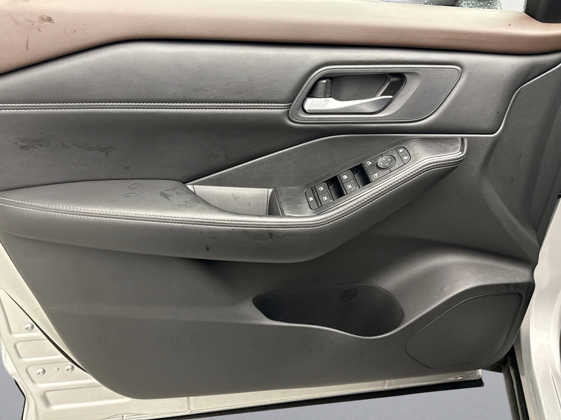 Used 2023 Nissan Rogue SV w/ SV Premium Package image 9