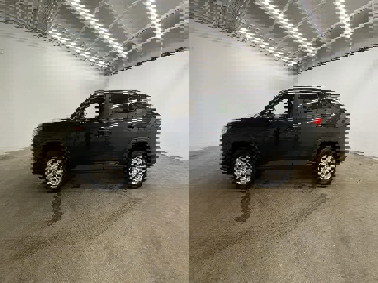 Used 2021 Toyota RAV4 XLE image 3