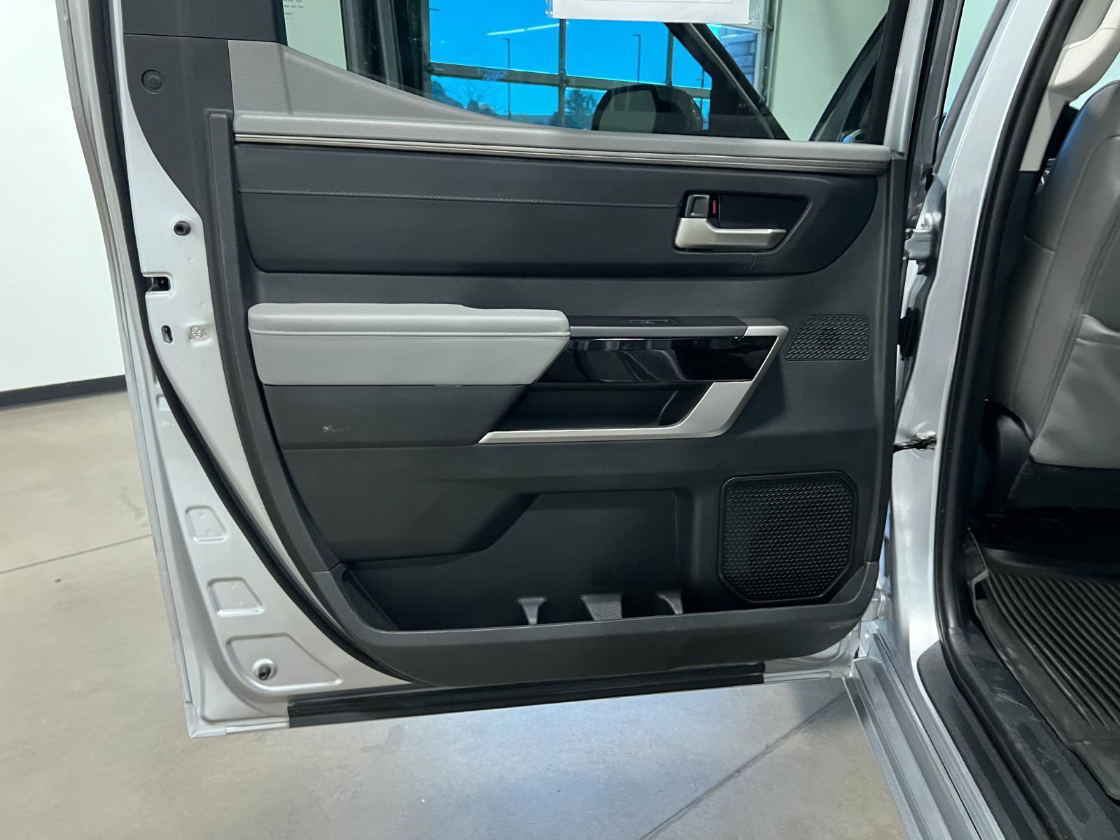 Used 2024 Toyota Tundra Limited AWD/4WD image 32