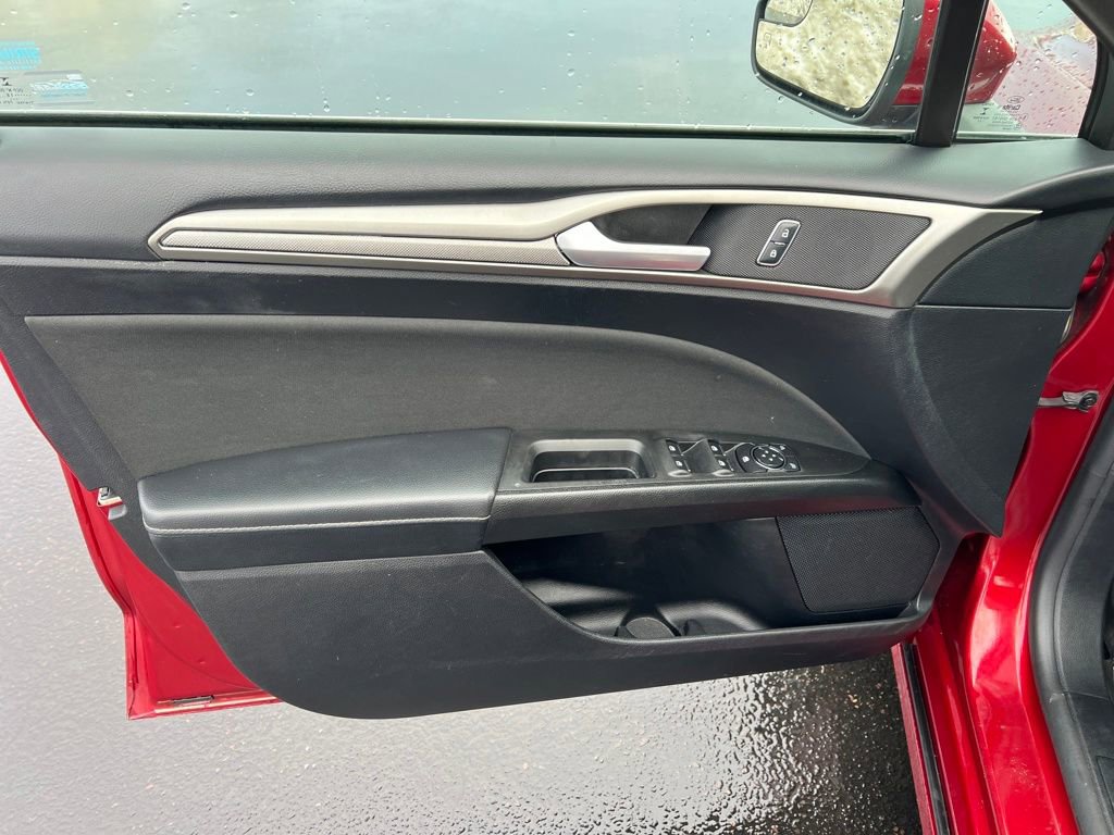 Used 2018 Ford Fusion SE image 12