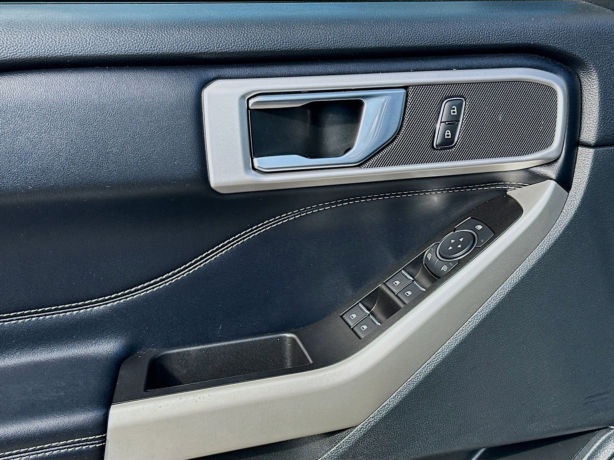 Used 2021 Ford Explorer XLT image 16