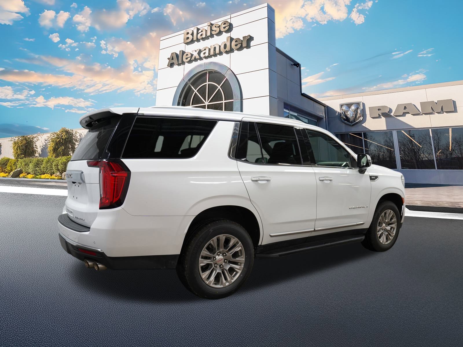 Used 2023 GMC Yukon Denali image 3