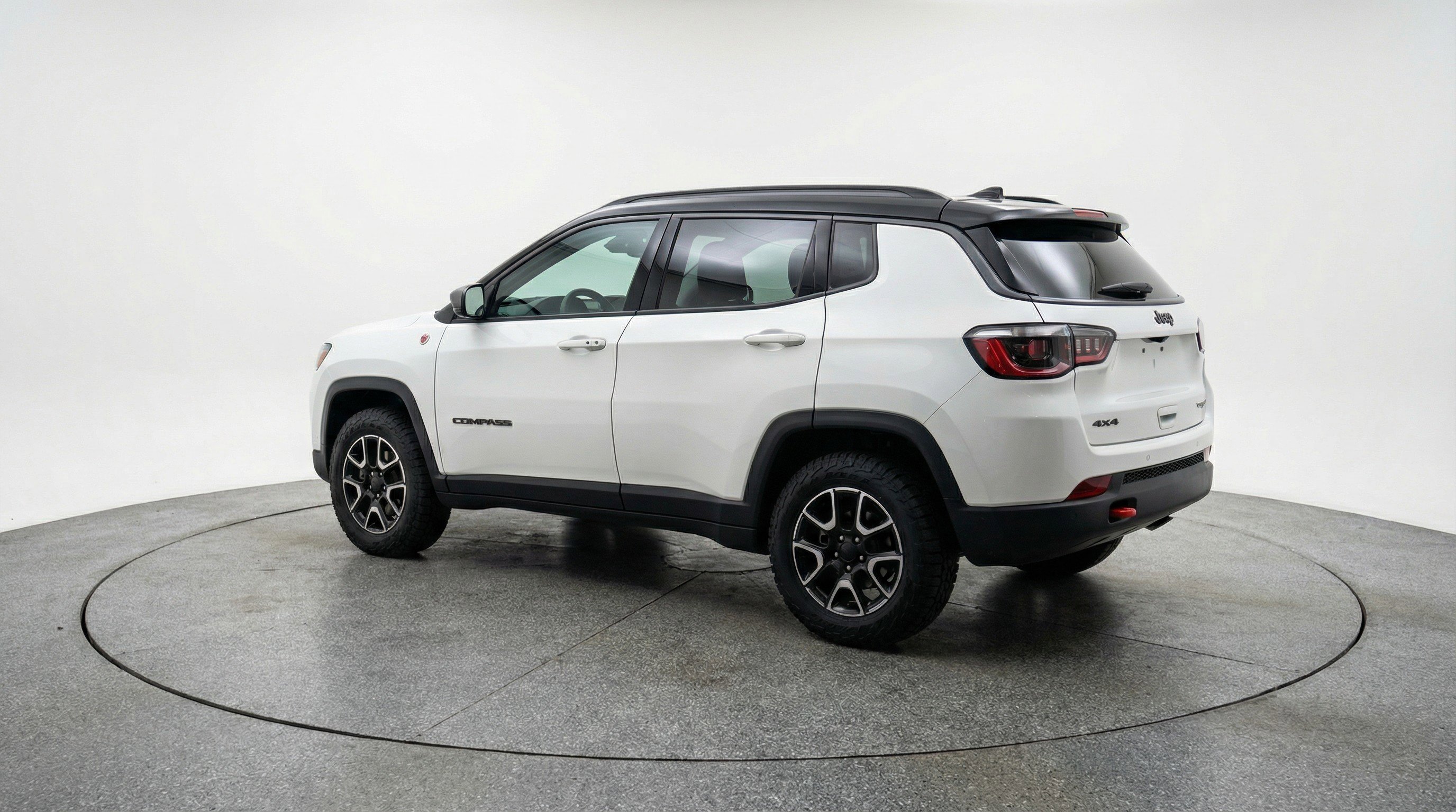 Used 2025 Jeep Compass Trailhawk image 6