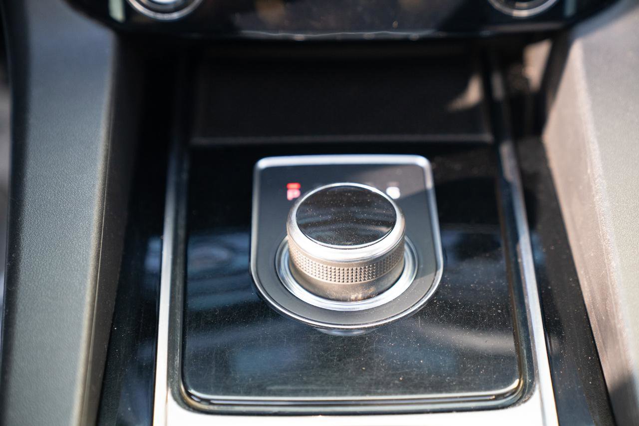 Used 2017 Jaguar F-PACE Premium image 36