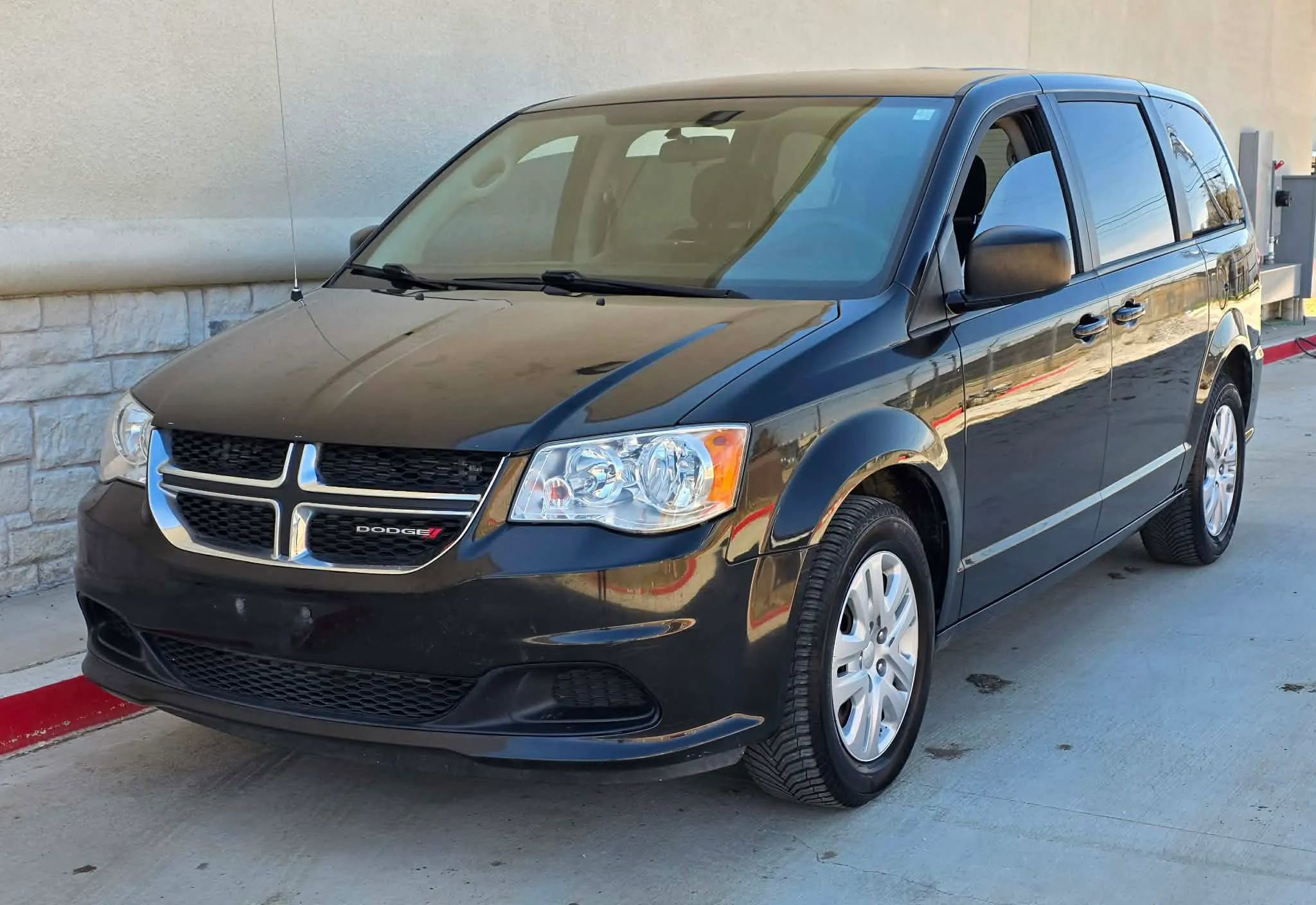 Used 2018 Dodge Grand Caravan SE image 8