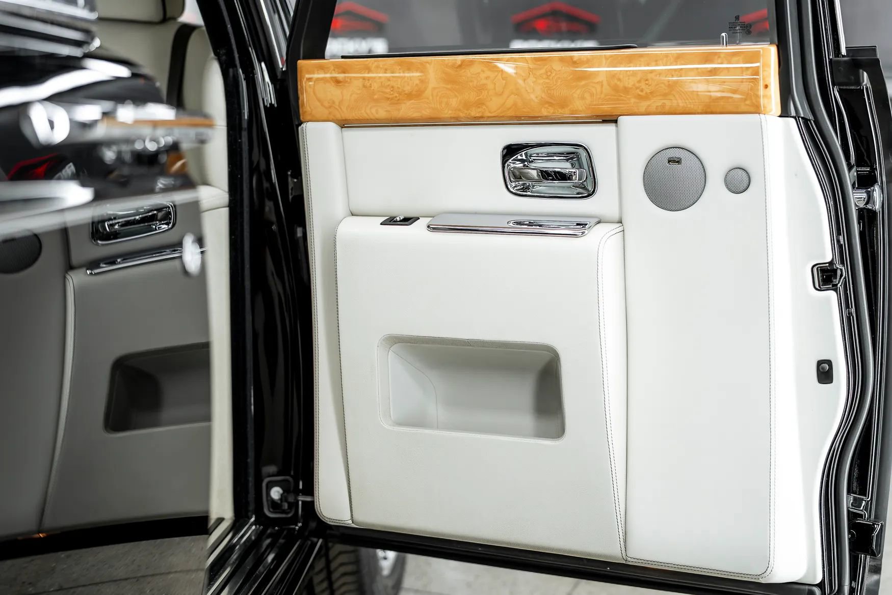 Used 2009 Rolls-Royce Phantom Sedan image 27