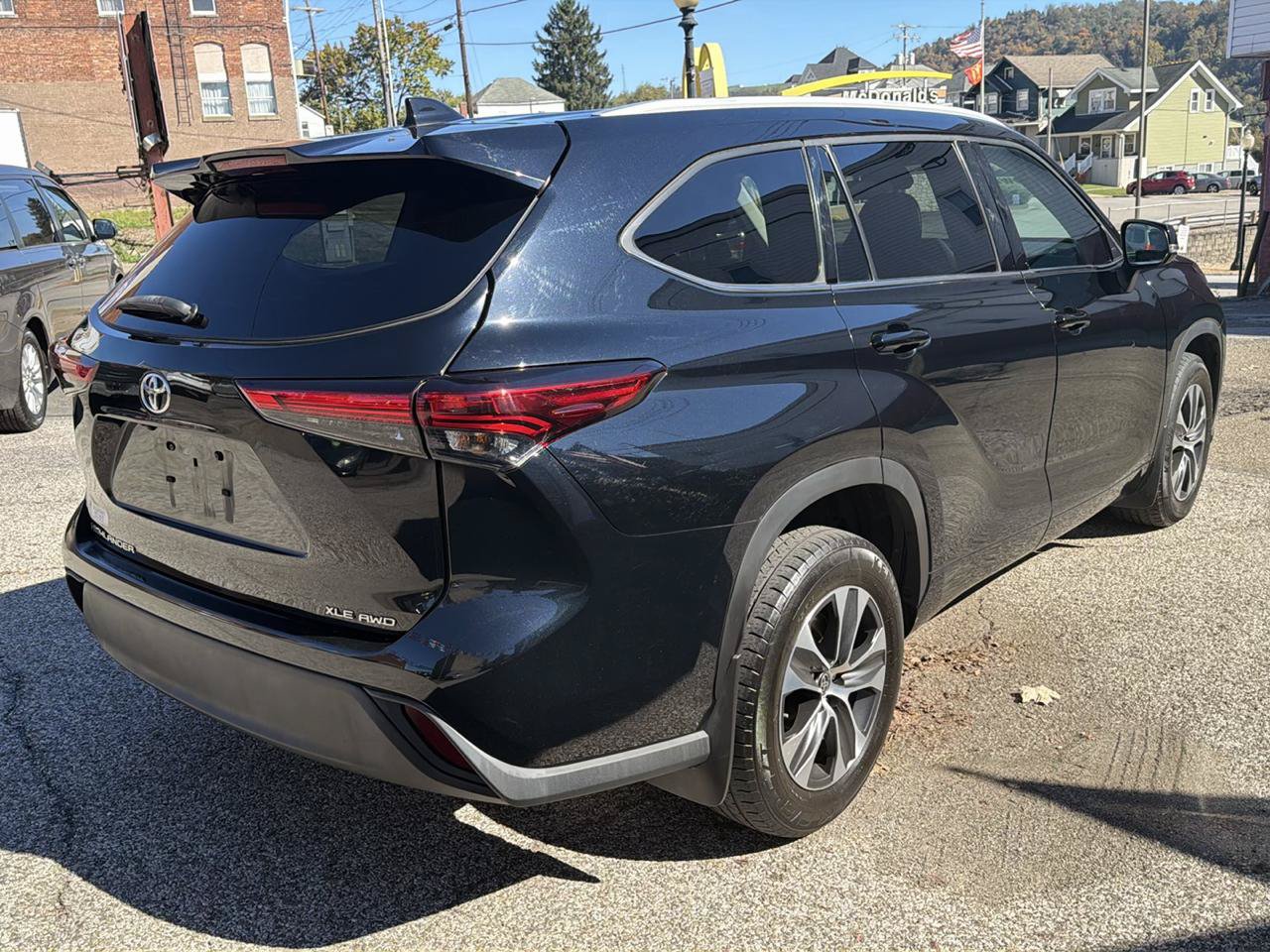 Used 2022 Toyota Highlander XLE AWD/4WD image 8