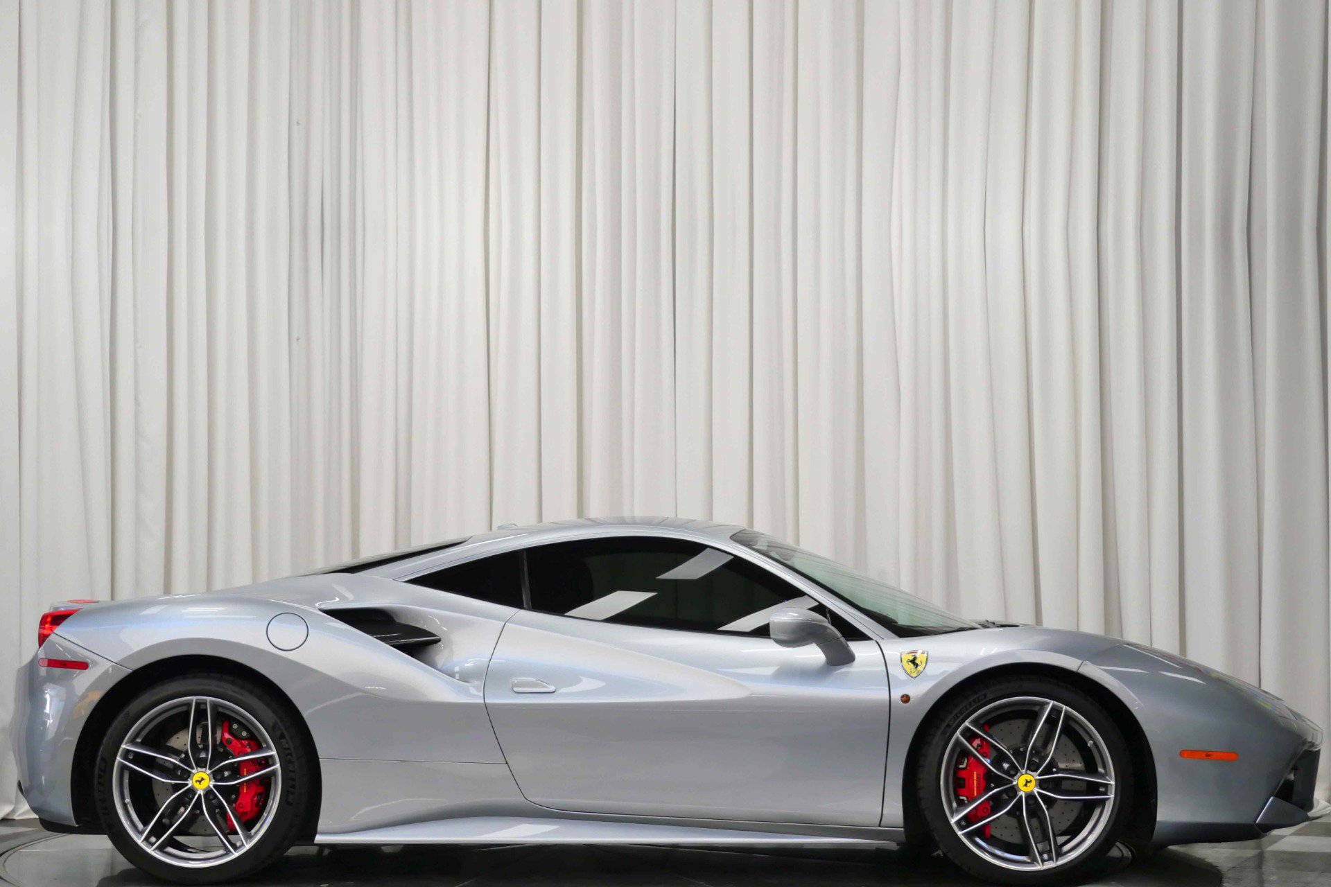 Used 2018 Ferrari 488 GTB image 2