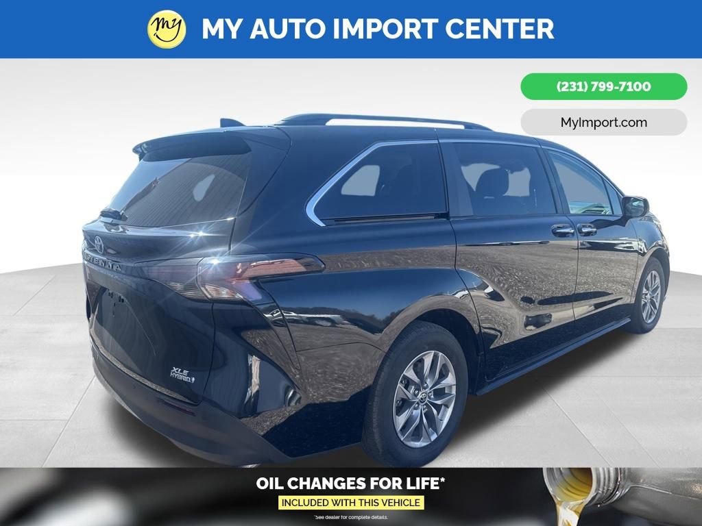 Used 2023 Toyota Sienna XLE image 5