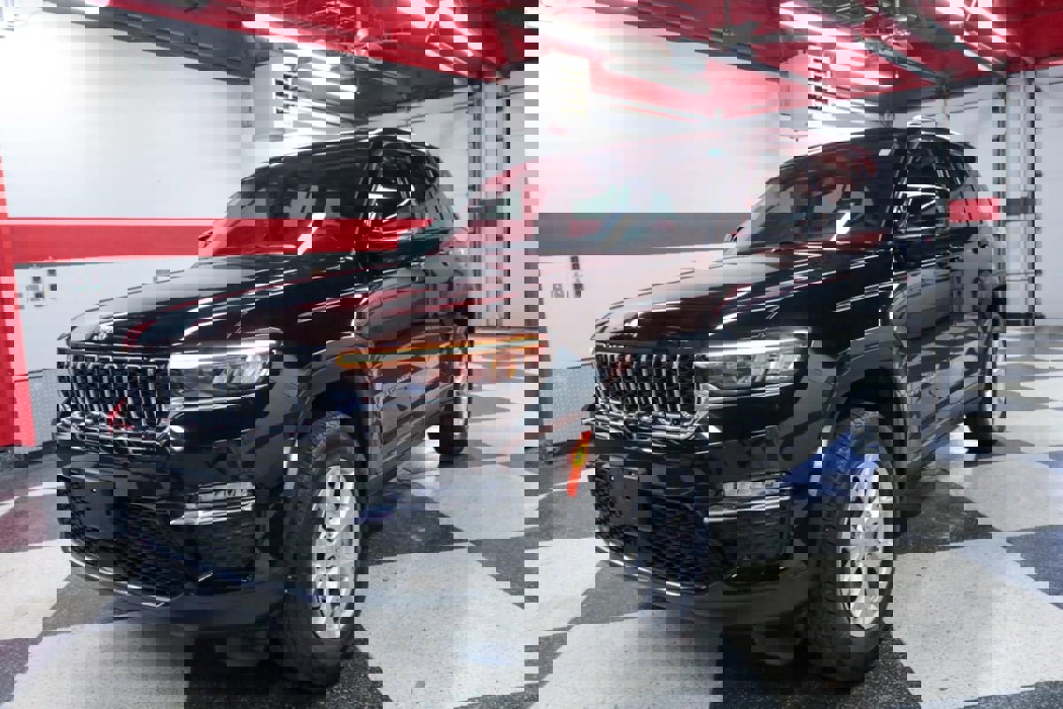 Used 2023 Jeep Grand Cherokee Limited w/ Trailer Tow Prep Group (B) image 5