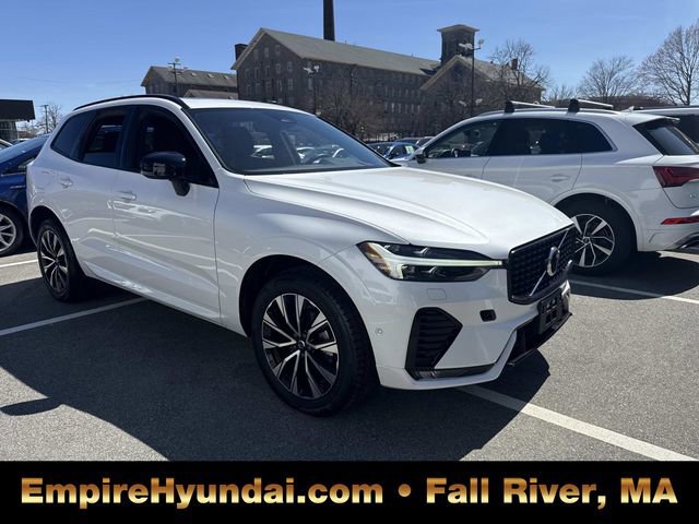 Used 2023 Volvo XC60 B5 Plus image 2