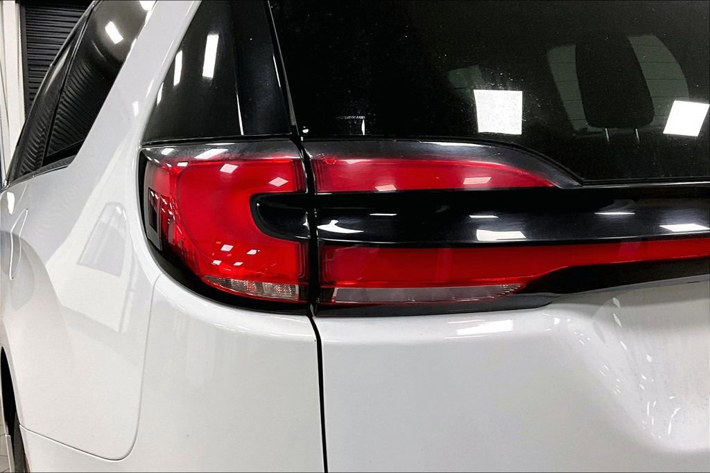 Used 2024 Chrysler Pacifica Select image 23
