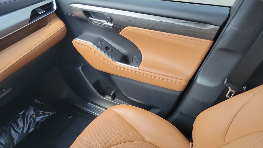 Used 2023 Toyota Highlander Platinum FWD image 13
