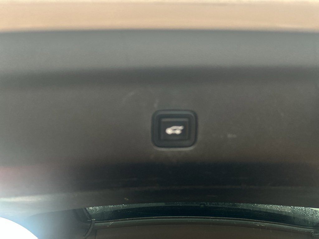 Used 2023 Chevrolet Suburban Z71 image 11