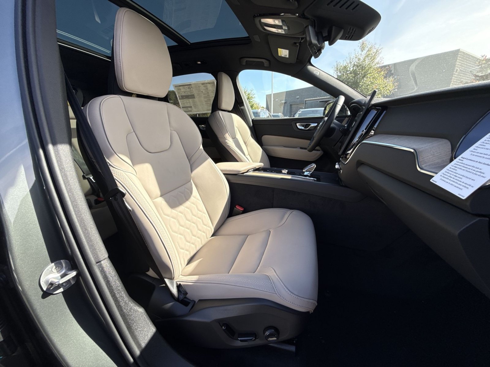 New 2027 Volvo XC60 B5 Plus AWD/4WD image 28