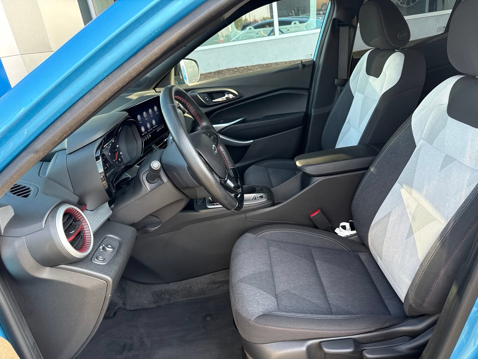 Used 2025 Chevrolet Trax RS w/ Sunroof Package FWD image 18