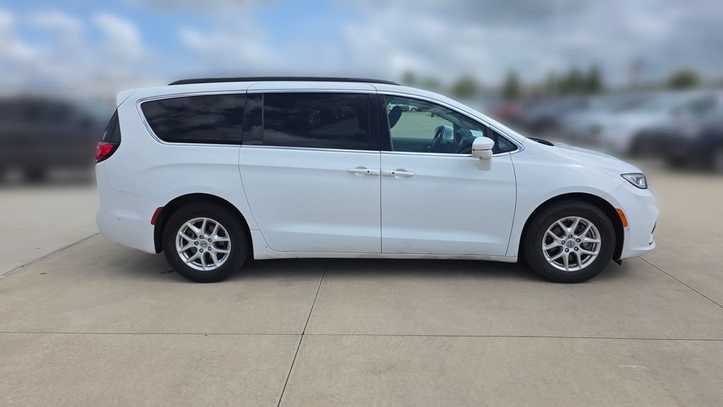 Used 2022 Chrysler Pacifica Touring-L w/ Uconnect Theater Family Group FWD image 6