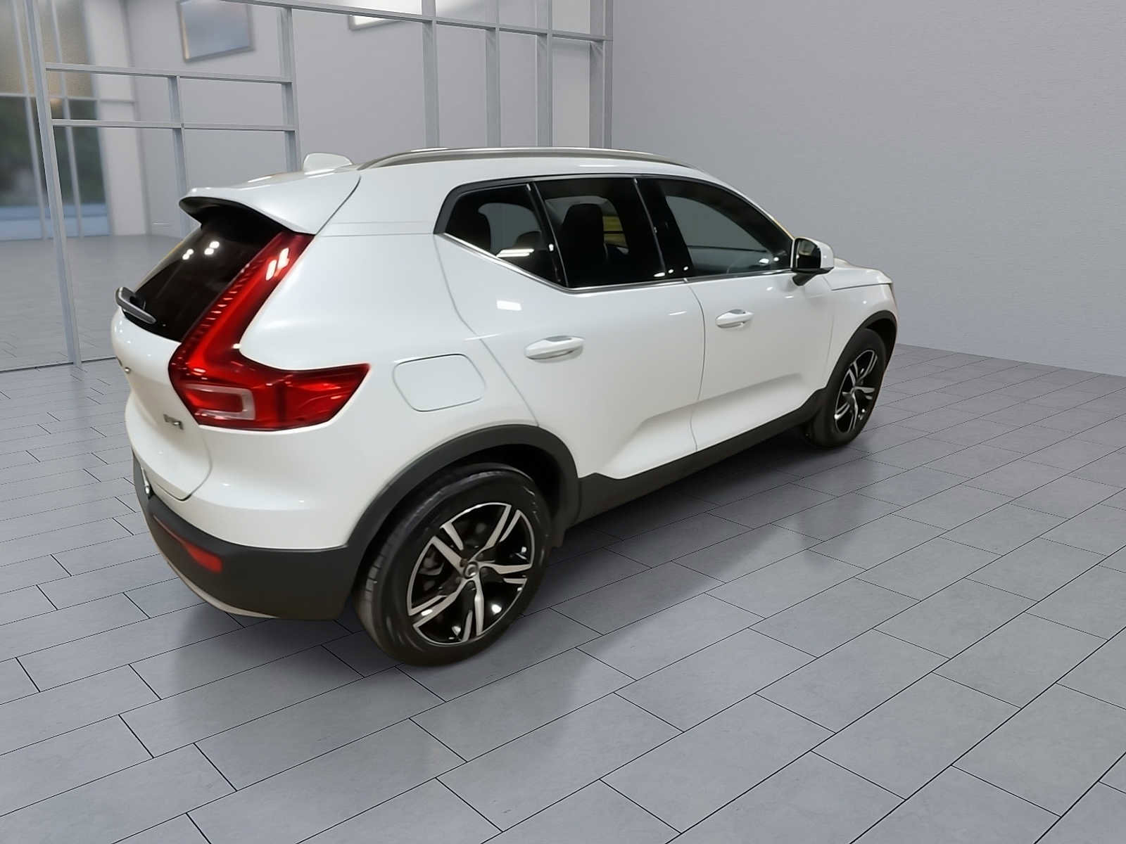 Used 2023 Volvo XC40 B5 Plus image 8